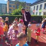 Rafał Rudnicki stoi na boisku z dziećmi 