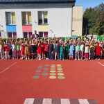 wspólne zdjęcie Rafała Rudnickiego oraz dzieci na tle przedszkola