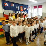 Dzieci z grupy Wyspa Skarbów i Podróżnicy stoją na apelu z okazji 11 listopada