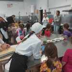 Na zdjęciu widzimy kuchnię oraz dzieci, które biorą udział w zajęciach kulinarnych