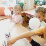dziewczynki malują emocje na balonach
