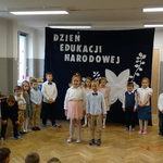 Chłopiec i dziewczynka mówią wierszyk