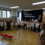 dzieci z grupy Podróżnicy śpiewają piosenkę
