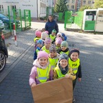 Dzieci z grupy Tajemniczy Ogród idą w parach zbierać liście