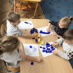 Dzieci wyklejają kropelkę wody