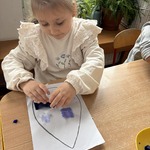 Dziewczynka wykleją kroplę wody