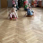 Dzieci biorą udział w wyścigu rzędów