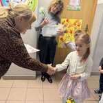 pani dyrektor wręcza dziewczynce nagrodę