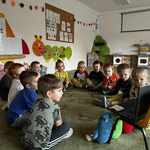 dzieci oglądają film edukacyjny