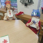 Dzieci trzymają karty z angielskiego