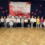 Dzieci z tajemniczego ogrodu śpiewają piosenkę patriotyczną