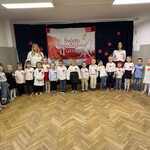 Dzieci z wyspy skarbów śpiewają piosenkę patriotyczną