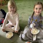 dzieci siedzą z popcornem