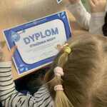 Dziewczynka trzyma dyplom