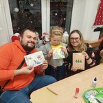 Mama, córka i tata pozują do zdjęcia