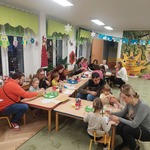 Rodzice wykonują kartki świąteczne przy stolikach