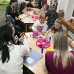 Dzieci wykonują kartki