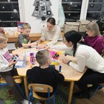 Dzieci z rodzice wspólnie wykonują kartki bożonarodzeniowe