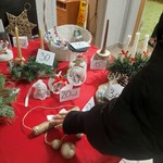Rodzic wybiera ozdobę z kiermszu
