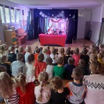 Dzieci oglądają teatrzyk 