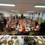 Zdjęcie wszystkich dzieci siedzących przy stole