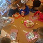Dzieci z grupy Podróżnicy wykonują pracę plastyczną z popcornem