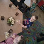 Dzieci jedzą popcorn na podwieczorek
