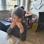 Dziewczynka je popcorn