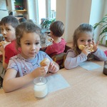 Dziewczynki jedzą rogalika