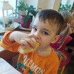 Chłopiec je rogalika na podwieczorek