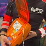 Ratownik medyczny trzyma AED