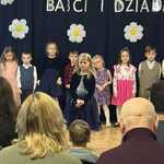 Dziewczynka zapowiada występ