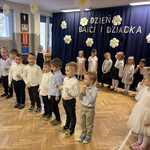 Dzieci z Wyspy Skarbów występują dla babć i dziadków