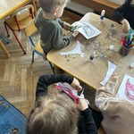 Dzieci ozdabiają maski