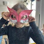 Dziecko trzyma maskę karnawałową