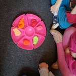 Tacka z ciastoliną na dywanie