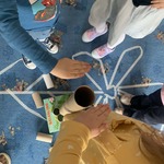 Dzieci odmierzają wysokość za pomocą rolek po papierze