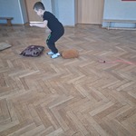 Chłopiec przeskakuje przez poduszki