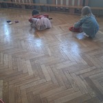 Dwie dziewczynki układają piłeczki