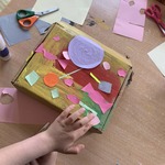 Dzieci ozdabiają pudełko według własnego pomysłu