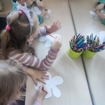 Dzieci kolorują kwiat z papieru