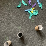 Rolki po papierze toaletowym oraz kolorowe balony