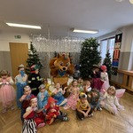 Dzieci pozują z wiewiórką