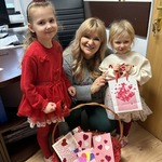Dziewczynki wręczają kartki dla Pani Dyrektor