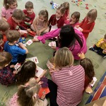 Nauczycielki rozdają dzieciom kartki