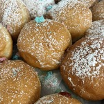 Pączki posypane pudrem