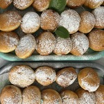 Pączki ułożone na tacy