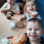 Dzieci jedzą pączki