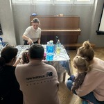 Nauczycielka wykonuje doświadczenie fizyczne
