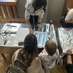 Nauczycielka maluje sensoryczną masą